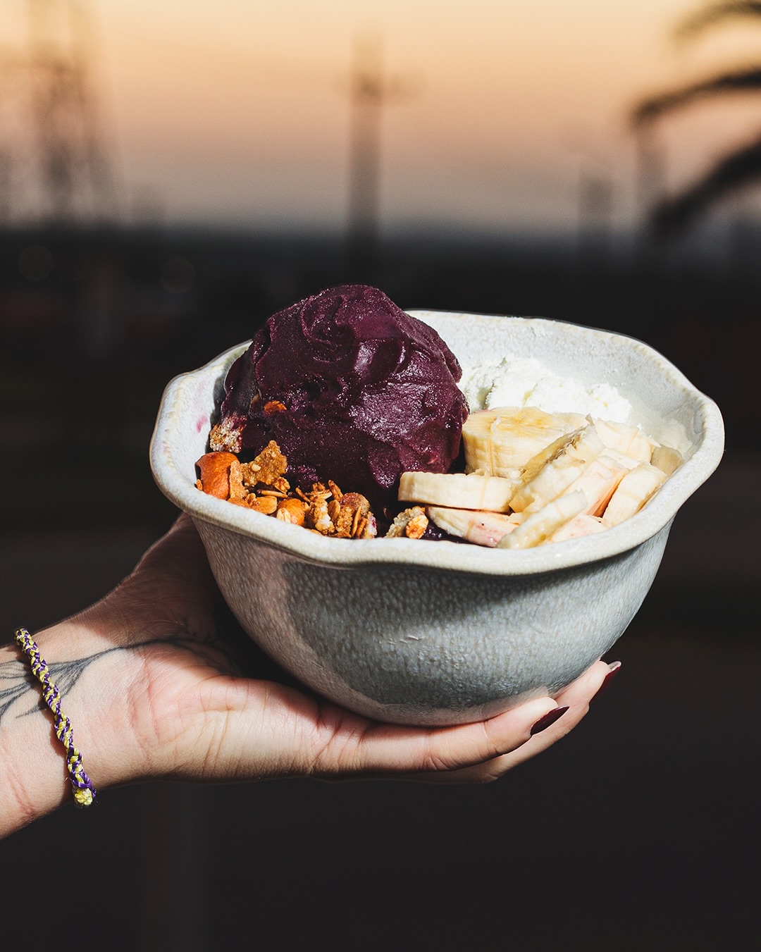 Açaí bowl do Riviera, servido contra o pôr do sol